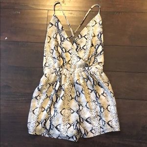 Tobi snake along taupe multi romper